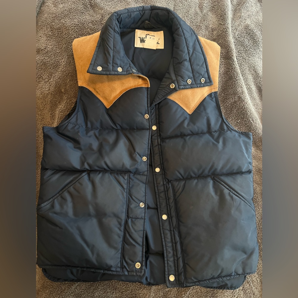 Men’s Medium Woolrich vest. Vintage but good condition.